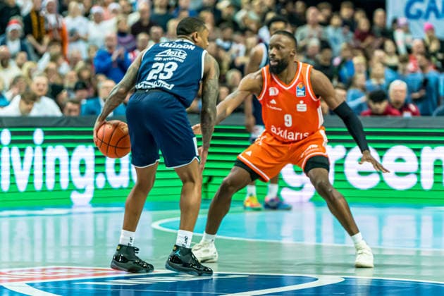 TLeipzig, Deutschland 26. Dezember 2025: 1.BBL - 2025 2026 - Syntainics MBC vs. Niners Chemnitz Im Bild: v. li. im Zweikampf Charles Callison (MBC) und John Newman III (99) Copyright: xFotostandx xNachtigallx
