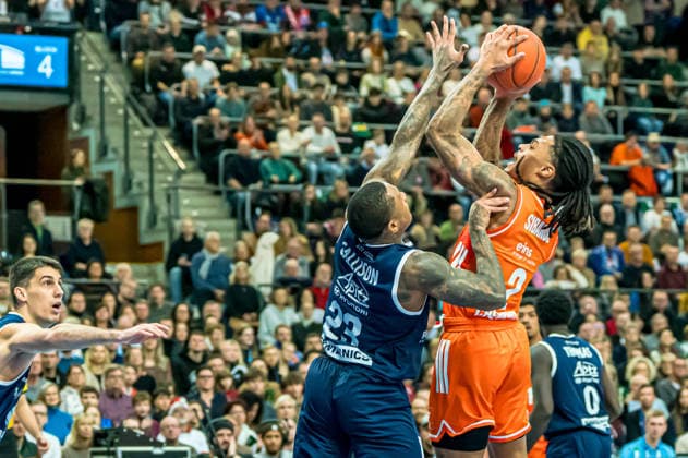 TLeipzig, Deutschland 26. Dezember 2025: 1.BBL - 2025 2026 - Syntainics MBC vs. Niners Chemnitz Im Bild: v. li. im Zweikampf Charles Callison (MBC) und Nike Sibande (99) Copyright: xFotostandx xNachtigallx
