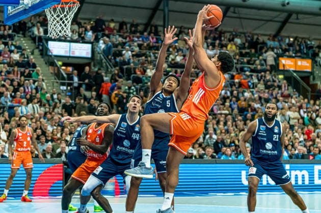 TLeipzig, Deutschland 26. Dezember 2025: 1.BBL - 2025 2026 - Syntainics MBC vs. Niners Chemnitz Im Bild: v. li. im Zweikampf Amadou Sow (99), Jure Planinic (MBC), Marcus Foster (MBC) und Kostja Mushidi (99) Copyright: xFotostandx xNachtigallx