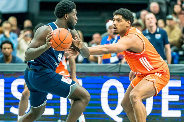 TLeipzig, Deutschland 26. Dezember 2025: 1.BBL - 2025 2026 - Syntainics MBC vs. Niners Chemnitz Im Bild: v. li. im Zweikampf RJ Gunn (MBC) und Kostja Mushidi (99) Copyright: xFotostandx xNachtigallx