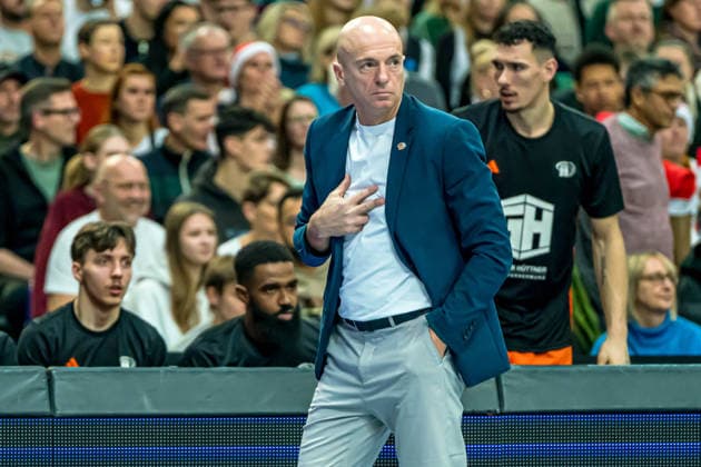 Leipzig, Deutschland 26. Dezember 2025: 1.BBL - 2025 2026 - Syntainics MBC vs. Niners Chemnitz Im Bild: Head Coach Rodrigo Pastore (99) zeigt einen dreier an Copyright: xFotostandx xNachtigallx