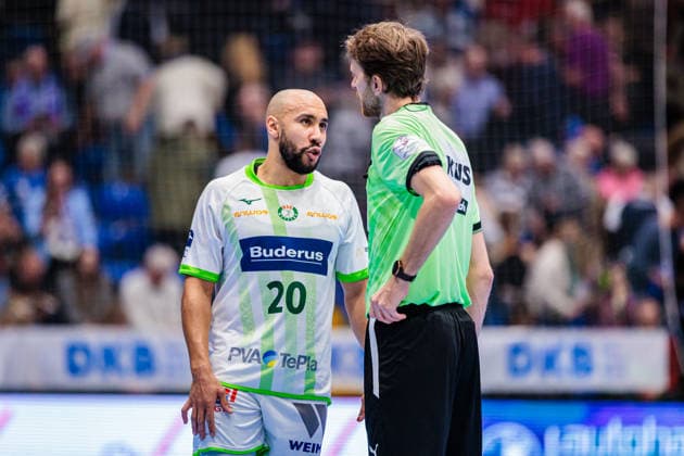 v.l. David Cyrill Akakpo (HSG Wetzlar, 20), Julian Koeppl (Schiedsrichter) GER, TBV Lemgo Lippe vs. HSG Wetzlar, Handball, 1. Bundesliga, 19. Spieltag, Spielzeit 2025 2026, 26.12.2025 GER, TBV Lemgo Lippe vs. HSG Wetzlar, Handball, 1. Bundesliga, 19. Spieltag, Spielzeit 2025 2026, 26.12.2025 Lemgo Copyright: xEibner-Pressefoto JanxRollingerx EP_JSK
