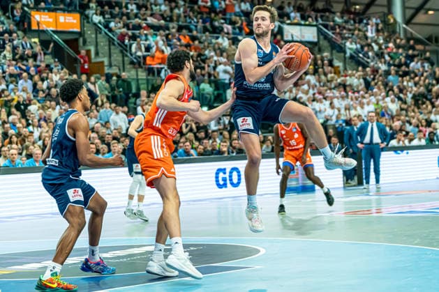 Leipzig, Deutschland 26. Dezember 2025: 1.BBL - 2025 2026 - Syntainics MBC vs. Niners Chemnitz Im Bild: Spencer Reaves (MBC) mit einem Rebound Copyright: xFotostandx xNachtigallx