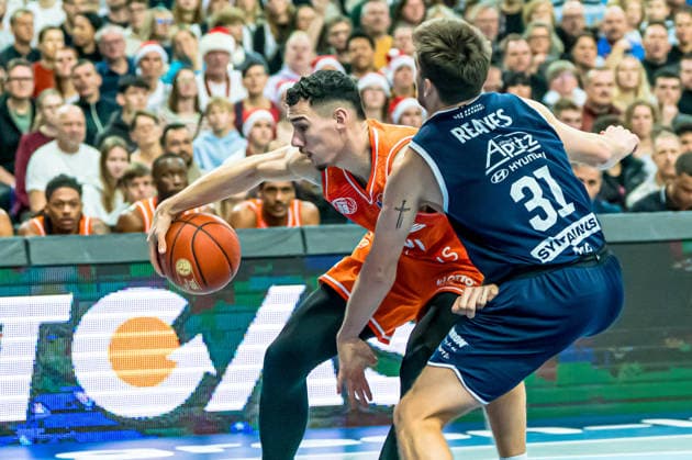 Leipzig, Deutschland 26. Dezember 2025: 1.BBL - 2025 2026 - Syntainics MBC vs. Niners Chemnitz Im Bild: v. li. im Zweikampf Yordan Minchev (99) und Spencer Reaves (MBC) Copyright: xFotostandx xNachtigallx