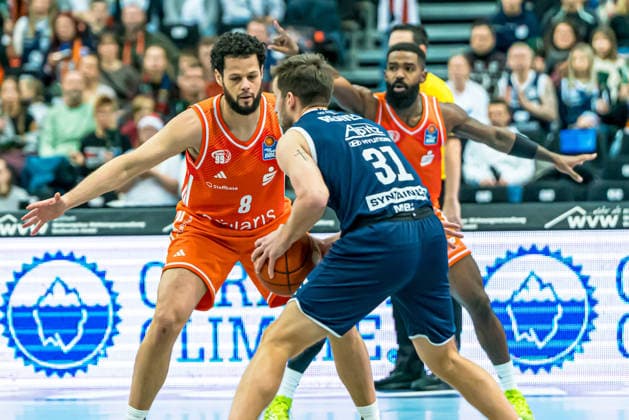 Leipzig, Deutschland 26. Dezember 2025: 1.BBL - 2025 2026 - Syntainics MBC vs. Niners Chemnitz Im Bild: v. li. im Zweikampf Jordan Schakel (99) und Spencer Reaves (MBC) Copyright: xFotostandx xNachtigallx