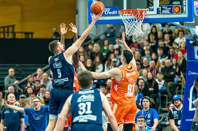 Leipzig, Deutschland 26. Dezember 2025: 1.BBL - 2025 2026 - Syntainics MBC vs. Niners Chemnitz Im Bild: v. li. im Zweikampf Kresimir Nikic (MBC) und Yordan Minchev (99) am Korb Copyright: xFotostandx xNachtigallx