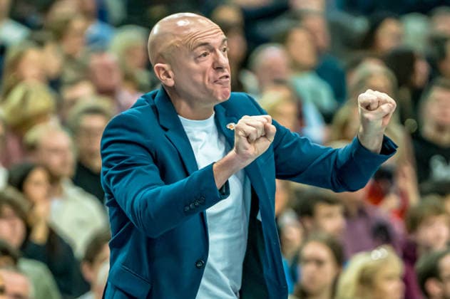 Leipzig, Deutschland 26. Dezember 2025: 1.BBL - 2025 2026 - Syntainics MBC vs. Niners Chemnitz Im Bild: Head Coach Rodrigo Pastore (99) ballt die Fäuste Faueste Copyright: xFotostandx xNachtigallx