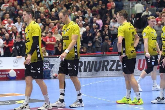 enttaeuscht, frustriert, Emotion nach der Niederlage; , Kai Haefner (TVB Stuttgart 34) (M), Simone Mengon (TVB Stuttgart 15) , GER, MT Melsungen - TVB 1898 Stuttgart, Handball, 1. Bundesliga, 19. Spieltag, Saison 2025 2026, 26.12.2025, GER, MT Melsungen - TVB Stuttgart, Handball, 1. Bundesliga, 19. Spieltag, Saison 2025 2026, 26.12.2025 Kassel Copyright: xEibner-Pressefotox xRolandxSippelx EP_RSL