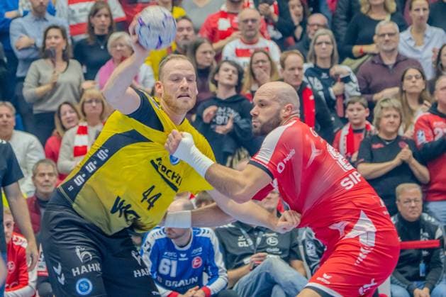 Szene mit Lenny Rubin (44; TVB 1898 Stuttgart) und Adrián Sipos (8; MT Melsungen) Lenny Rubin (44; TVB 1898 Stuttgart) und Adrián Sipos (8; MT Melsungen) im Zweikampf Copyright: xMichaelxSchäferx