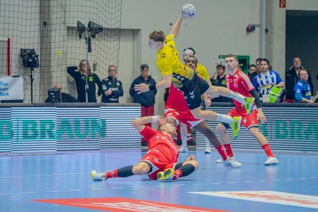 Szene mit Kasper Thorsen Lien (7; TVB 1898 Stuttgart), Florian Drosten (18; MT Melsungen) und weiteren Spielern Kasper Thorsen Lien (7; TVB 1898 Stuttgart) springt zum Wurf Copyright: xMichaelxSchäferx