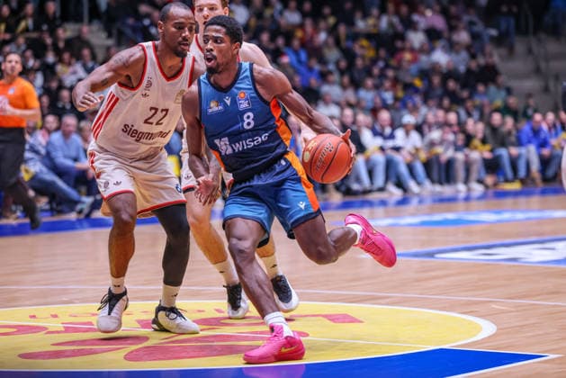GER, Frankfurt, Frankfurt Skyliners vs FC Bayern München, easyCredit Basketball Bundesliga, Basketball, DBB, Spielzeit 2025 2026, Fraport Arena, 12. Spieltag im Bild v.l.: Isiaha Mike (FC Bayern München Basketball 22) William Christmas (Frankfurt Skyliners 8) zieht zum Korb DFB DFL REGULATIONS PROHIBIT ANY USE OF PHOTOGRAPHS AS IMAGE SEQUENCES AND OR QUASI-VIDEO, 26.12.2025 Copyright: HMBxMedia HendrikxHamelau