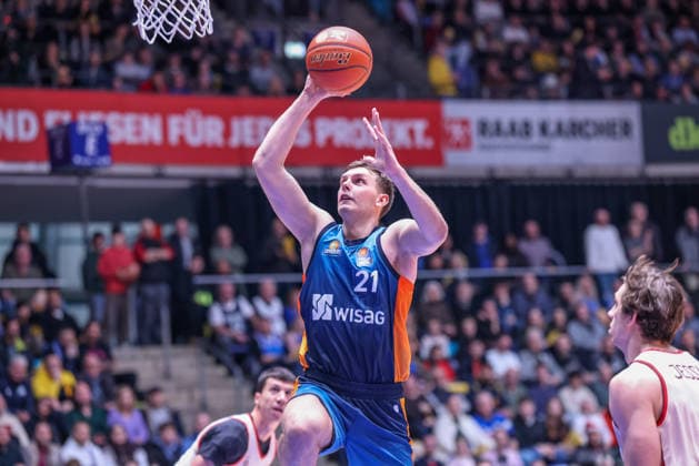 GER, Frankfurt, Frankfurt Skyliners vs FC Bayern München, easyCredit Basketball Bundesliga, Basketball, DBB, Spielzeit 2025 2026, Fraport Arena, 12. Spieltag im Bild : Lorenz Brenneke (Frankfurt Skyliners 21) zum Korbleger DFB DFL REGULATIONS PROHIBIT ANY USE OF PHOTOGRAPHS AS IMAGE SEQUENCES AND OR QUASI-VIDEO, 26.12.2025 Copyright: HMBxMedia HendrikxHamelau