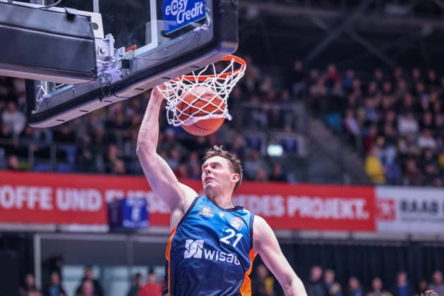 GER, Frankfurt, Frankfurt Skyliners vs FC Bayern München, easyCredit Basketball Bundesliga, Basketball, DBB, Spielzeit 2025 2026, Fraport Arena, 12. Spieltag im Bild : Lorenz Brenneke (Frankfurt Skyliners 21) zum Korbleger DFB DFL REGULATIONS PROHIBIT ANY USE OF PHOTOGRAPHS AS IMAGE SEQUENCES AND OR QUASI-VIDEO, 26.12.2025 Copyright: HMBxMedia HendrikxHamelau
