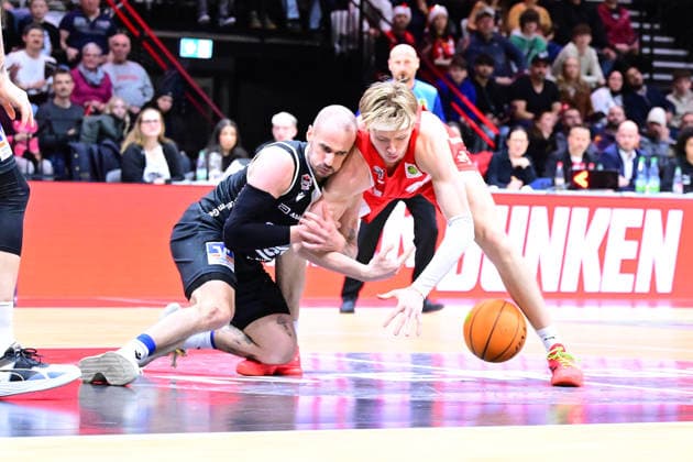 26.12.2025 - Basketball - Saison 2025 2026 - 2. Bundesliga Pro-A - 15. Spieltag: Nürnberg Falcons Basketball Club NBC - Giessen 46ers - AlSch - xalxscx - Simon Krajcovic (55, Giessen 46ers ) Trevor James Baskin (22, Nürnberg Falcons BC NBC )