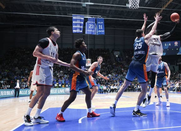 Wenyen Gabriel (Bayern Mue nchen 32), GER, Frankfurt Skyliners vs. FC Bayern Muenchen, Basketball-Bundesliga, easyCredit BBL, 12. Spieltag, Saison 2025-26, 26.12.2025, GER, Frankfurt Skyliners vs. FC Bayern Muenchen, Basketball-Bundesliga, easyCredit BBL, 12. Spieltag, Saison 2025-26, 26.12.2025, Koeln Copyright: xEibner-Pressefoto JoergxNiebergax EP_JNL