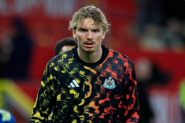 Manchester United, ManU v Newcastle United, Premier League Nick Woltemade (27) of Newcastle United during the warm-up ahead of the Premier League match between Manchester United and Newcastle United at Old Trafford, Manchester, UK on 26 December 2025. Manchester Old Trafford Greater Manchester UK Editorial use only DataCo restrictions apply See www.football-dataco.com , Copyright: xConorxMolloyx PSI-23465-0023