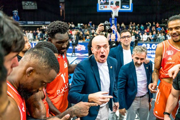 Leipzig, Deutschland 26. Dezember 2025: 1.BBL - 2025 2026 - Syntainics MBC vs. Niners Chemnitz Im Bild: Head Coach Rodrigo Pastore (99) feiert mit mit seinen Mannschaftskollegen den Auswärtssieg Auswaertssieg Copyright: xFotostandx xNachtigallx