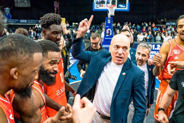 Leipzig, Deutschland 26. Dezember 2025: 1.BBL - 2025 2026 - Syntainics MBC vs. Niners Chemnitz Im Bild: Head Coach Rodrigo Pastore (99) feiert mit seinen Mannschaftskollegen den Sieg Copyright: xFotostandx xNachtigallx