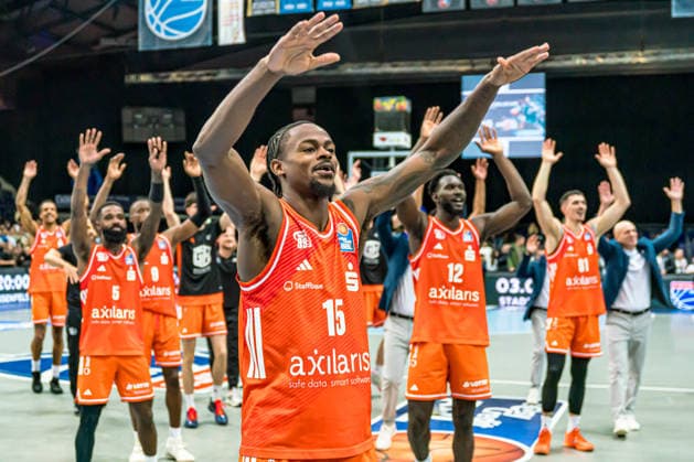 Leipzig, Deutschland 26. Dezember 2025: 1.BBL - 2025 2026 - Syntainics MBC vs. Niners Chemnitz Im Bild: Ty Brewer (99) feiert den Sieg bei den Fans am Fanblock Copyright: xFotostandx xNachtigallx