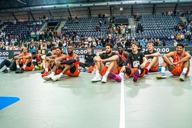 Leipzig, Deutschland 26. Dezember 2025: 1.BBL - 2025 2026 - Syntainics MBC vs. Niners Chemnitz Im Bild: die Mannschaft von Chemnitz feiert den Sieg bei den Fans am Fanblock Copyright: xFotostandx xNachtigallx