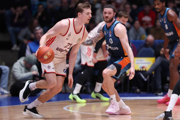 Frankfurt Skyliners - FC Bayern München Basketball, easyCredit BBL Justus Hollatz (FC Bayern, 21) zieht an Logan Johnson (Skyliners, 0) vorbei. Spiel der easyCredit BBL zwischen den Frankfurt Skyliners und dem FC Bayern Basketball am 26. Dezember 2025 in der Süwag Energie ARENA in Frankfurt am Main., Frankfurt am Main Hessen Deutschland Süwag Energie ARENA