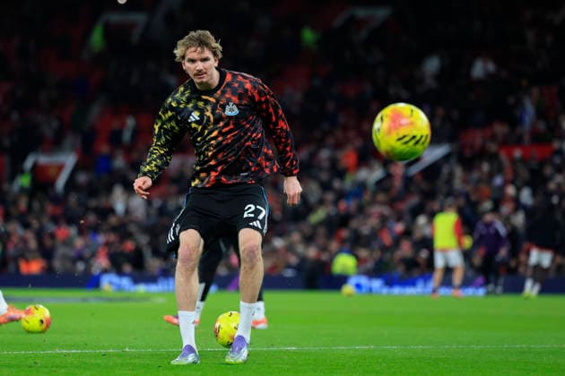 Manchester United, ManU v Newcastle United, Premier League Nick Woltemade (27) of Newcastle United during the warm-up ahead of the Premier League match between Manchester United and Newcastle United at Old Trafford, Manchester, UK on 26 December 2025. Manchester Old Trafford Greater Manchester UK Editorial use only DataCo restrictions apply See www.football-dataco.com , Copyright: xConorxMolloyx PSI-23465-0025