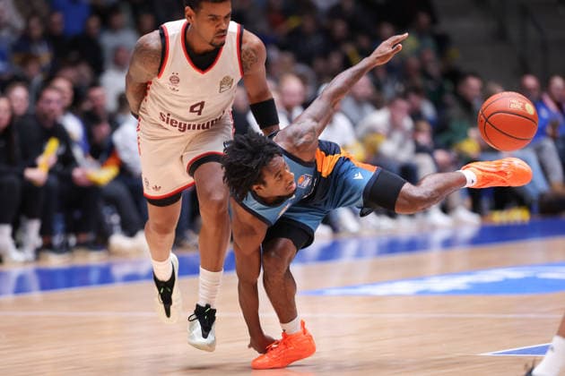 Frankfurt Skyliners - FC Bayern München Basketball, easyCredit BBL Isaiah Swope (Skyliners, 1) sichert gegen Xavier Rathan-Mayes (FC Bayern, 4) den Ball. Spiel der easyCredit BBL zwischen den Frankfurt Skyliners und dem FC Bayern Basketball am 26. Dezember 2025 in der Süwag Energie ARENA in Frankfurt am Main., Frankfurt am Main Hessen Deutschland Süwag Energie ARENA