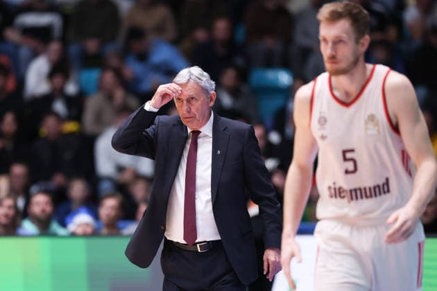 Frankfurt Skyliners - FC Bayern München Basketball, easyCredit BBL Trainer Svetislav Pesic (FC Bayern). Spiel der easyCredit BBL zwischen den Frankfurt Skyliners und dem FC Bayern Basketball am 26. Dezember 2025 in der Süwag Energie ARENA in Frankfurt am Main., Frankfurt am Main Hessen Deutschland Süwag Energie ARENA