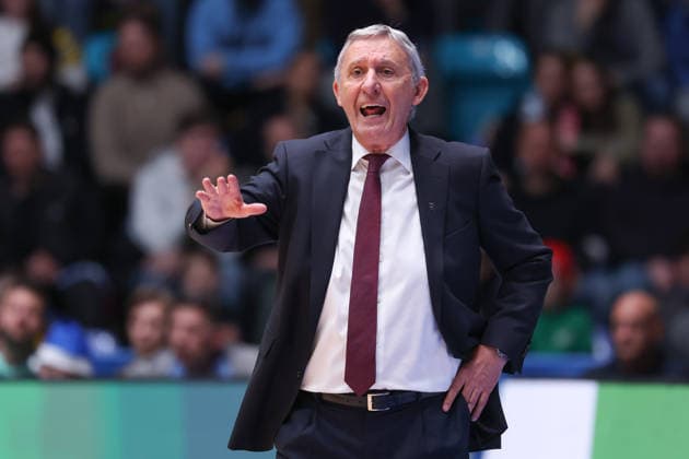 Frankfurt Skyliners - FC Bayern München Basketball, easyCredit BBL Trainer Svetislav Pesic (FC Bayern). Spiel der easyCredit BBL zwischen den Frankfurt Skyliners und dem FC Bayern Basketball am 26. Dezember 2025 in der Süwag Energie ARENA in Frankfurt am Main., Frankfurt am Main Hessen Deutschland Süwag Energie ARENA
