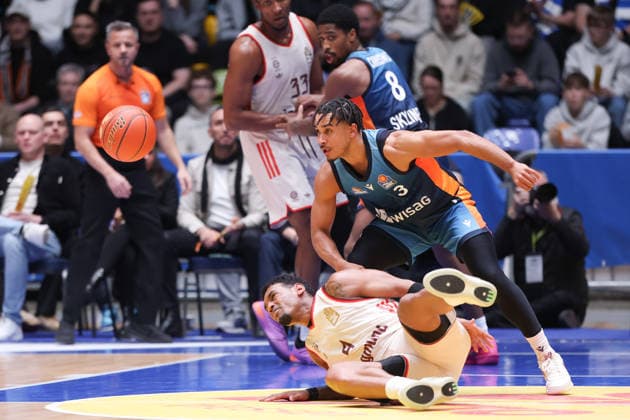 Frankfurt Skyliners - FC Bayern München Basketball, easyCredit BBL Zweikampf zwischen Xavier Rathan-Mayes (FC Bayern, 4) und Garai Zeeb (Skyliners, 3). Spiel der easyCredit BBL zwischen den Frankfurt Skyliners und dem FC Bayern Basketball am 26. Dezember 2025 in der Süwag Energie ARENA in Frankfurt am Main., Frankfurt am Main Hessen Deutschland Süwag Energie ARENA