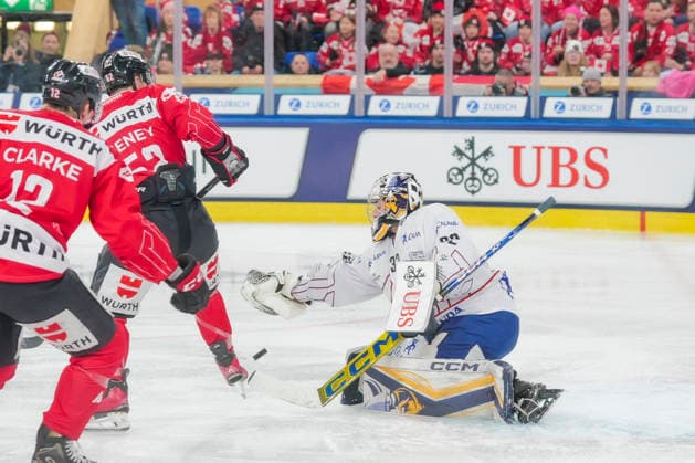DAVOS, SWITZERLAND - DECEMBER 26: goalkeeper Joshua Kotai of U.S. Collegiate Selects R) saves despite a Brett Seney of Team Canada C) deflection during the Spengler Cup Davos match between Team Canada and U.S Collegiate Selects at Zondacrypto-Arena on December 26, 2025 in Davos, Switzerland. Davos Zondacrypto-Arena Graubunden Switzerland Copyright: xJustPictures.ch JarixPestelaccix jp-en-EuSpIm-JP4_JAR_SpenglerCup_Canada_USCollegiate_26Dec2025_0006
