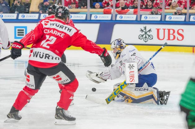 DAVOS, SWITZERLAND - DECEMBER 26: goalkeeper Joshua Kotai of U.S. Collegiate Selects R) saves during the Spengler Cup Davos match between Team Canada and U.S Collegiate Selects at Zondacrypto-Arena on December 26, 2025 in Davos, Switzerland. Davos Zondacrypto-Arena Graubunden Switzerland Copyright: xJustPictures.ch JarixPestelaccix jp-en-EuSpIm-JP4_JAR_SpenglerCup_Canada_USCollegiate_26Dec2025_0007
