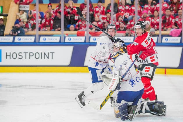 DAVOS, SWITZERLAND - DECEMBER 26: Mike Sgarbossa of Team Canada R) against goalkeeper Joshua Kotai of U.S. Collegiate Selects C) and Jake Livanavage of U.S. Collegiate Selects L) during the Spengler Cup Davos match between Team Canada and U.S Collegiate Selects at Zondacrypto-Arena on December 26, 2025 in Davos, Switzerland. Davos Zondacrypto-Arena Graubunden Switzerland Copyright: xJustPictures.ch JarixPestelaccix jp-en-EuSpIm-JP4_JAR_SpenglerCup_Canada_USCollegiate_26Dec2025_0012