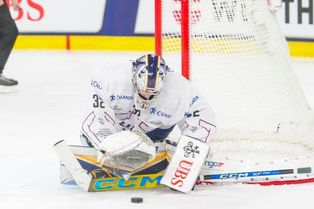 DAVOS, SWITZERLAND - DECEMBER 26: goalkeeper Joshua Kotai of U.S. Collegiate Selects freeze the puck during the Spengler Cup Davos match between Team Canada and U.S Collegiate Selects at Zondacrypto-Arena on December 26, 2025 in Davos, Switzerland. Davos Zondacrypto-Arena Graubunden Switzerland Copyright: xJustPictures.ch JarixPestelaccix jp-en-EuSpIm-JP4_JAR_SpenglerCup_Canada_USCollegiate_26Dec2025_0015