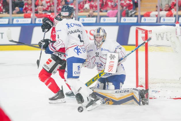 DAVOS, SWITZERLAND - DECEMBER 26: Mike Sgarbossa of Team Canada L) against Jake Livanavage of U.S. Collegiate Selects C) and goalkeeper Joshua Kotai of U.S. Collegiate Selects R) during the Spengler Cup Davos match between Team Canada and U.S Collegiate Selects at Zondacrypto-Arena on December 26, 2025 in Davos, Switzerland. Davos Zondacrypto-Arena Graubunden Switzerland Copyright: xJustPictures.ch JarixPestelaccix jp-en-EuSpIm-JP4_JAR_SpenglerCup_Canada_USCollegiate_26Dec2025_0019