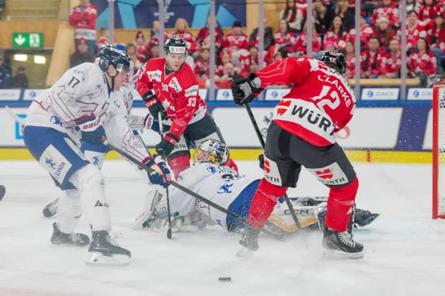 DAVOS, SWITZERLAND - DECEMBER 26: Matthew Peca of Team Canada 2nd L) against goalkeeper Joshua Kotai of U.S. Collegiate Selects make a pass for Graeme Clarke of Team Canada R) during the Spengler Cup Davos match between Team Canada and U.S Collegiate Selects at Zondacrypto-Arena on December 26, 2025 in Davos, Switzerland. Davos Zondacrypto-Arena Graubunden Switzerland Copyright: xJustPictures.ch JarixPestelaccix jp-en-EuSpIm-JP4_JAR_SpenglerCup_Canada_USCollegiate_26Dec2025_0024