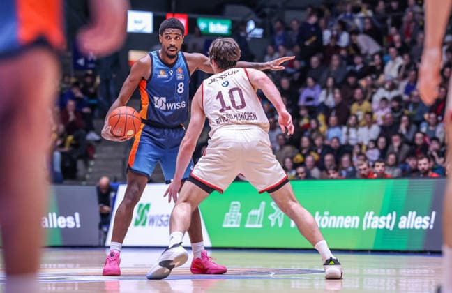 GER, Frankfurt, Frankfurt Skyliners vs FC Bayern München, easyCredit Basketball Bundesliga, Basketball, DBB, Spielzeit 2025 2026, Fraport Arena, 12. Spieltag im Bild v.l.: William Christmas (Frankfurt Skyliners 8), Justinian Jessup (FC Bayern München Basketball 10) DFB DFL REGULATIONS PROHIBIT ANY USE OF PHOTOGRAPHS AS IMAGE SEQUENCES AND OR QUASI-VIDEO, 26.12.2025 Copyright: HMBxMedia HendrikxHamelau