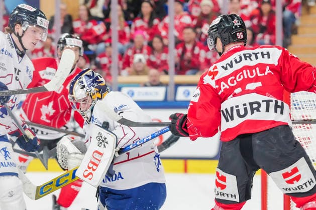 DAVOS, SWITZERLAND - DECEMBER 26: goalkeeper Joshua Kotai of U.S. Collegiate Selects saves against Drake Caggiula of Team Canada R) during the Spengler Cup Davos match between Team Canada and U.S Collegiate Selects at Zondacrypto-Arena on December 26, 2025 in Davos, Switzerland. Davos Zondacrypto-Arena Graubunden Switzerland Copyright: xJustPictures.ch JarixPestelaccix jp-en-EuSpIm-JP4_JAR_SpenglerCup_Canada_USCollegiate_26Dec2025_0030