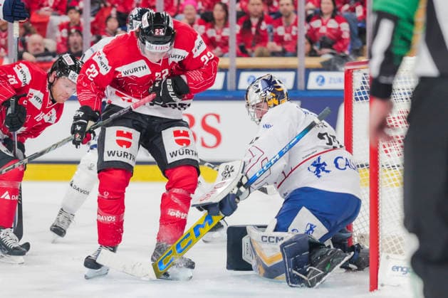 DAVOS, SWITZERLAND - DECEMBER 26: Jean-Luc Foudy of Team Canada L) against goalkeeper Joshua Kotai of U.S. Collegiate Selects R) during the Spengler Cup Davos match between Team Canada and U.S Collegiate Selects at Zondacrypto-Arena on December 26, 2025 in Davos, Switzerland. Davos Zondacrypto-Arena Graubunden Switzerland Copyright: xJustPictures.ch JarixPestelaccix jp-en-EuSpIm-JP4_JAR_SpenglerCup_Canada_USCollegiate_26Dec2025_0031