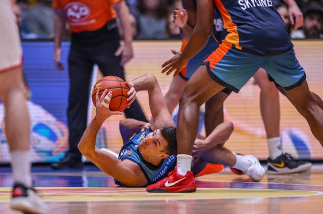 GER, Frankfurt, Frankfurt Skyliners vs FC Bayern München, easyCredit Basketball Bundesliga, Basketball, DBB, Spielzeit 2025 2026, Fraport Arena, 12. Spieltag im Bild: Ryan Hawkins (Frankfurt Skyliners 33) am Boden DFB DFL REGULATIONS PROHIBIT ANY USE OF PHOTOGRAPHS AS IMAGE SEQUENCES AND OR QUASI-VIDEO, 26.12.2025 Copyright: HMBxMedia HendrikxHamelau