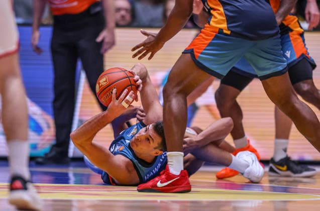GER, Frankfurt, Frankfurt Skyliners vs FC Bayern München, easyCredit Basketball Bundesliga, Basketball, DBB, Spielzeit 2025 2026, Fraport Arena, 12. Spieltag im Bild: Ryan Hawkins (Frankfurt Skyliners 33) am Boden DFB DFL REGULATIONS PROHIBIT ANY USE OF PHOTOGRAPHS AS IMAGE SEQUENCES AND OR QUASI-VIDEO, 26.12.2025 Copyright: HMBxMedia HendrikxHamelau