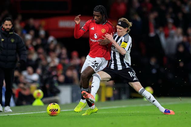 Manchester United, ManU v Newcastle United, Premier League Ayden Heaven (26) of Manchester United and Anthony Gordon (10) of Newcastle United challenge for the ball during the Premier League match between Manchester United and Newcastle United at Old Trafford, Manchester, UK on 26 December 2025. Manchester Old Trafford Greater Manchester UK Editorial use only DataCo restrictions apply See www.football-dataco.com , Copyright: xConorxMolloyx PSI-23465-0027