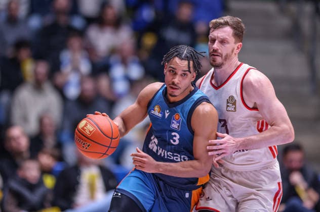 GER, Frankfurt, Frankfurt Skyliners vs FC Bayern München, easyCredit Basketball Bundesliga, Basketball, DBB, Spielzeit 2025 2026, Fraport Arena, 12. Spieltag im Bild v.l.: Garai Zeeb (Frankfurt Skyliners 3), Andreas Obst (FC Bayern München Basketball 13) DFB DFL REGULATIONS PROHIBIT ANY USE OF PHOTOGRAPHS AS IMAGE SEQUENCES AND OR QUASI-VIDEO, 26.12.2025 Copyright: HMBxMedia HendrikxHamelau