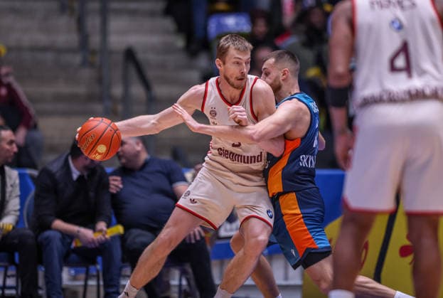 GER, Frankfurt, Frankfurt Skyliners vs FC Bayern München, easyCredit Basketball Bundesliga, Basketball, DBB, Spielzeit 2025 2026, Fraport Arena, 12. Spieltag im Bild v.l.: Niels Giffey (FC Bayern München Basketball 5), Radii Caisin (Frankfurt Skyliners 16), Zweikampf DFB DFL REGULATIONS PROHIBIT ANY USE OF PHOTOGRAPHS AS IMAGE SEQUENCES AND OR QUASI-VIDEO, 26.12.2025 Copyright: HMBxMedia HendrikxHamelau