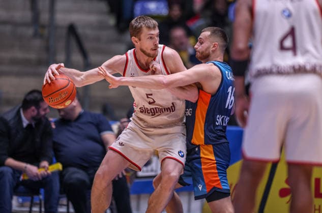 GER, Frankfurt, Frankfurt Skyliners vs FC Bayern München, easyCredit Basketball Bundesliga, Basketball, DBB, Spielzeit 2025 2026, Fraport Arena, 12. Spieltag im Bild v.l.: Niels Giffey (FC Bayern München Basketball 5), Radii Caisin (Frankfurt Skyliners 16), Zweikampf DFB DFL REGULATIONS PROHIBIT ANY USE OF PHOTOGRAPHS AS IMAGE SEQUENCES AND OR QUASI-VIDEO, 26.12.2025 Copyright: HMBxMedia HendrikxHamelau