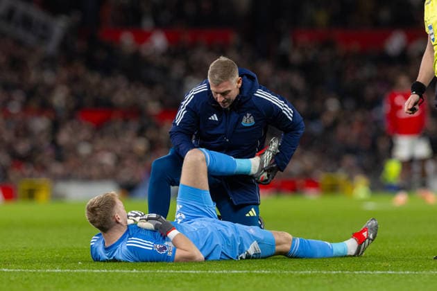 Football - FA Premier League - Manchester United, ManU FC v Newcastle United FC MANCHESTER, ENGLAND - Boxing Day, Friday, December 26, 2025: Newcastle United s goalkeeper Aaron Ramsdale receiving treatment during the FA Premier League match between Manchester United FC and Newcastle United at Old Trafford. (Photo by David Rawcliffe Propaganda) MANCHESTER Old Trafford GREATER MANCHESTER ENGLAND  Copyright: xDavidxRawcliffex P2025-12-26-Man_U_Newcastle-6