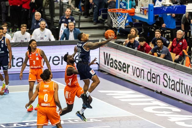 GER, easy-Credit Basketball-Bundesliga, Syntainics MBC - Niners Chemnitz. 26.12.2025, QUARTERBACK Immobilien ARENA, Leipzig, GER, easy-Credit Basketball-Bundesliga, Syntainics MBC - Niners Chemnitz. Charles Callison (Syntainics MBC, 23) Â Foto Alexander Trienitz Leipzig QUARTERBACK Immobilien ARENA Sachsen Deutschland