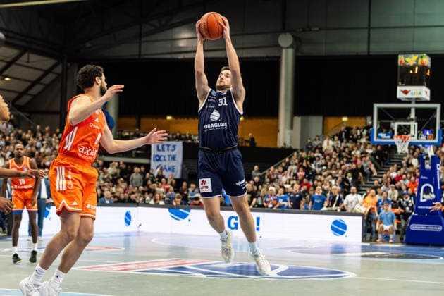 GER, easy-Credit Basketball-Bundesliga, Syntainics MBC - Niners Chemnitz. 26.12.2025, QUARTERBACK Immobilien ARENA, Leipzig, GER, easy-Credit Basketball-Bundesliga, Syntainics MBC - Niners Chemnitz. Spencer Reaves (Syntainics MBC, 31) Â Foto Alexander Trienitz Leipzig QUARTERBACK Immobilien ARENA Sachsen Deutschland