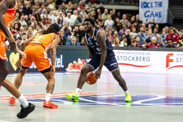 GER, easy-Credit Basketball-Bundesliga, Syntainics MBC - Niners Chemnitz. 26.12.2025, QUARTERBACK Immobilien ARENA, Leipzig, GER, easy-Credit Basketball-Bundesliga, Syntainics MBC - Niners Chemnitz. Khyri Thomas (Syntainics MBC, 0) Â Foto Alexander Trienitz Leipzig QUARTERBACK Immobilien ARENA Sachsen Deutschland