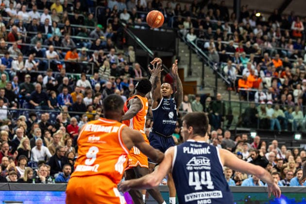 GER, easy-Credit Basketball-Bundesliga, Syntainics MBC - Niners Chemnitz. 26.12.2025, QUARTERBACK Immobilien ARENA, Leipzig, GER, easy-Credit Basketball-Bundesliga, Syntainics MBC - Niners Chemnitz. Charles Callison (Syntainics MBC, 23) Â Foto Alexander Trienitz Leipzig QUARTERBACK Immobilien ARENA Sachsen Deutschland